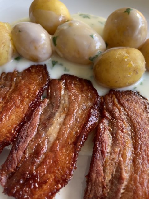 Stegt flæsk med persillesovs - fødselsdagsmenuen var fremragende