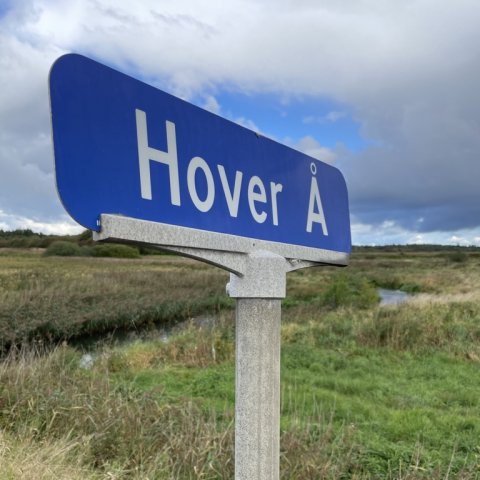 Her strømmer Hover Å under Holstebrovej
