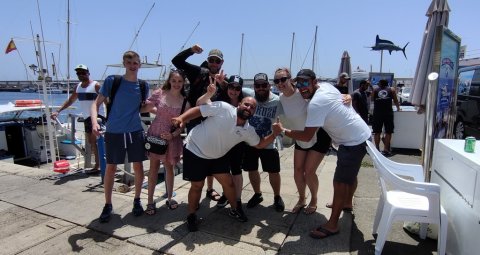 Gruppefoto af det internationale lystfiskerteam