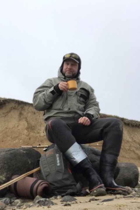 Pausefiskeren kaffepause på stranden