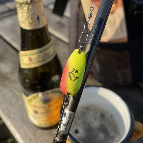 Ingredienser til en god fiskedag - Savage Gear Nails og Hancock Old Gambrinus Dark