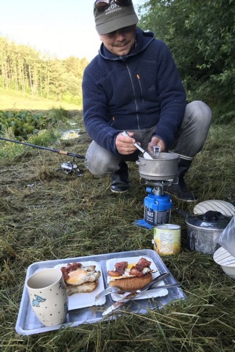 Kasper hjælper også i fiskecampens udekøkken