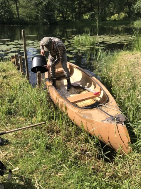 Kasper fra FiskeFoto.dk tømmer kano for vand