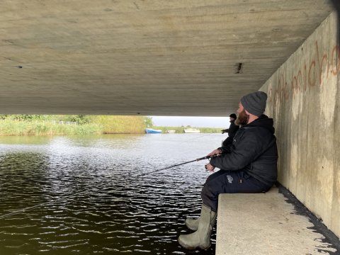 I tørvejr under broen - dovne aborrefiskere på mission søndagshygge!