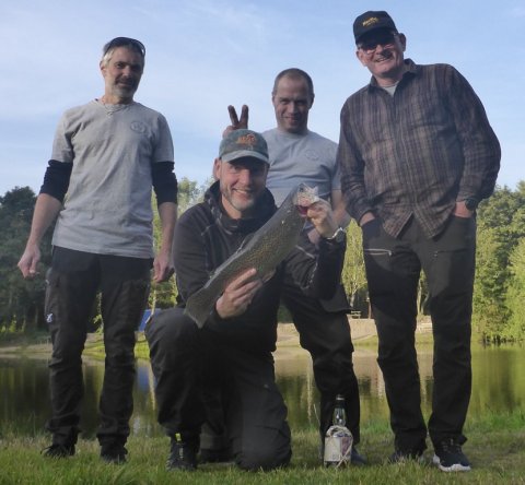 gruppefoto traditionelt fiskekonge tjek li æ orm cup 2021