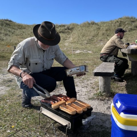 Pause er lig med pølse - Thorup griller frokosten