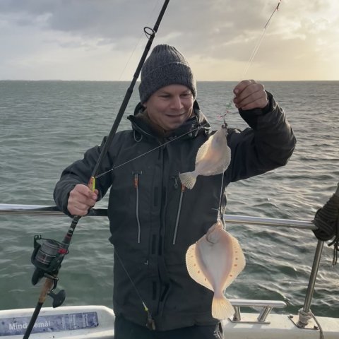 Fiskefoto.dk webredaktøren Kasper Strube med fladfiske-dublet
