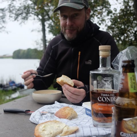 Pausefiskeren nyder fiskesuppen - gode frokoster på fisketuren giver livskvalitet