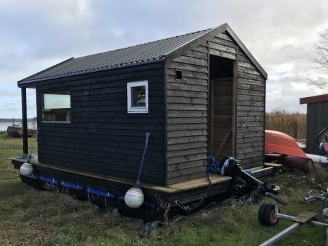 husbåd med påhængsmotor