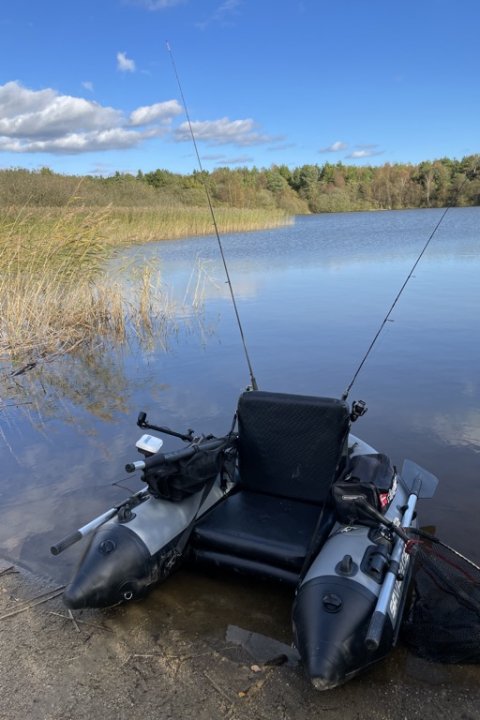 Flyderingen kampklar ved søens bred