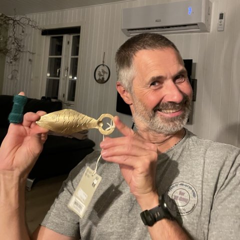 Flinkfiskeren får overrakt trøstepræmie af Turisten