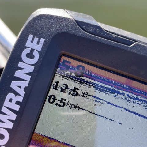 Søger efter de sagnomspundne dybe huller lige ud for øen