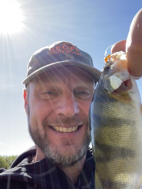 Pausefiskeren i sommerhumør - friske striber i solen