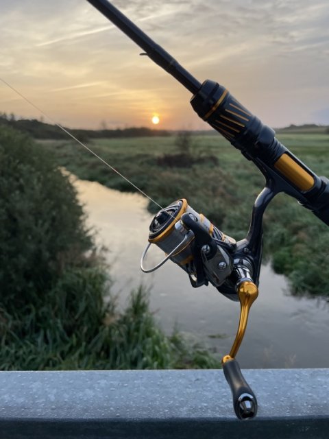 Solopgang i den vestjyske ådal - med godt fiskegrej i hånden