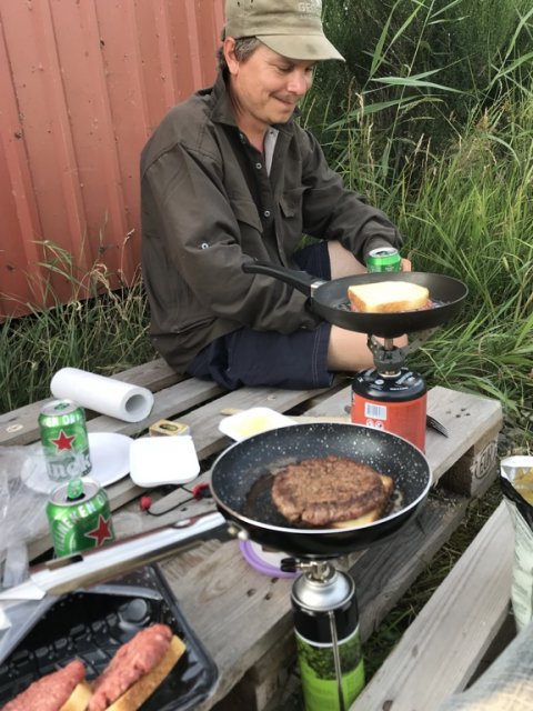 udeliv mad forplejning cowboytoast udekøkken primitiv madlavning