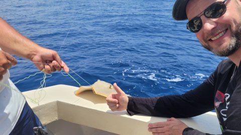 Pausefiskeren med stor sommerfuglerokke ved Gran Canaria