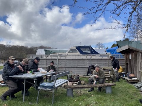 Varm suppe til fiskerne i læ ved shelters