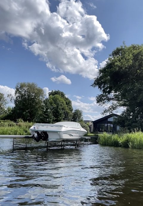 Speedbåd - Florida-style ved sommerhuset ved Sunds Sø