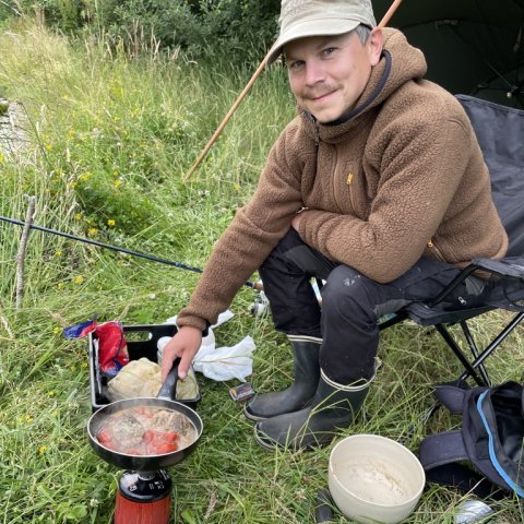 Køkkenchefen i fiskecampen tilbereder lammeculotte