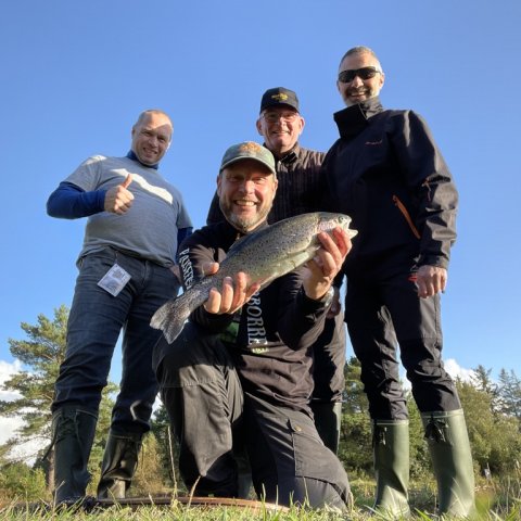 Den nye Fiskekonge hyldes - gruppefoto med fisk