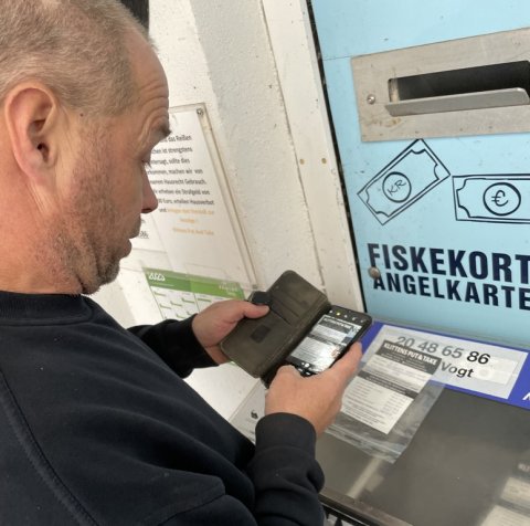 Turisten graver dybt for betaling af fiskekort