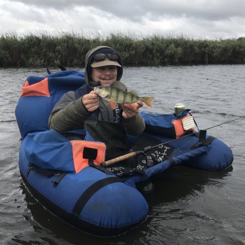 FiskeFoto.dk webredaktør Kasper med aborre fra Vonåen