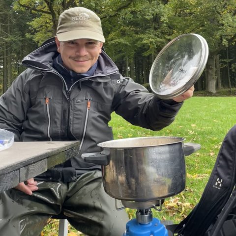 Kasper Strube tryller med suppegryden - 5 stjernet fiskesuppe serveres om lidt