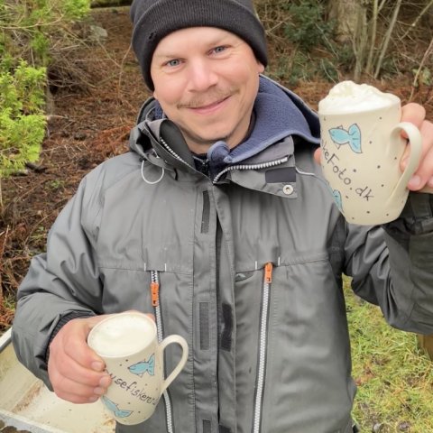 Kasper med lokal øl - meget højtskummende