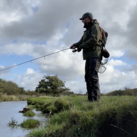 Pausefiskeren på brinken ved Hover Å