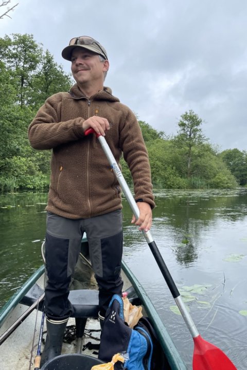 Kano-kaptajnen roer os i position til rimtespottet